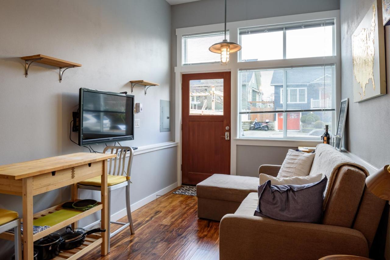 Kabino's Tiny House: Cozy Loft in Green Lake Seattle Exterior photo